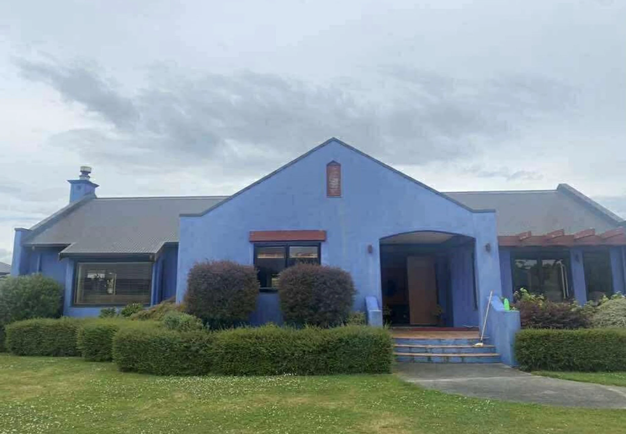 Front view of the home before repainting